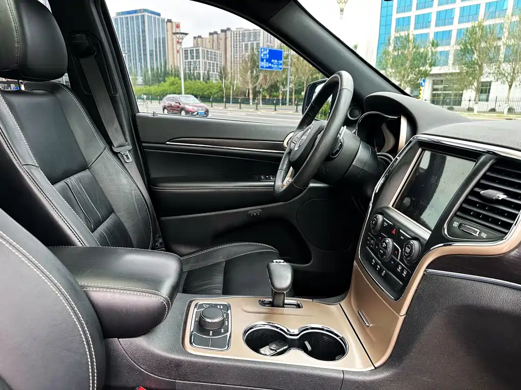 Jeep Grand Cherokee 2015 — фото 14