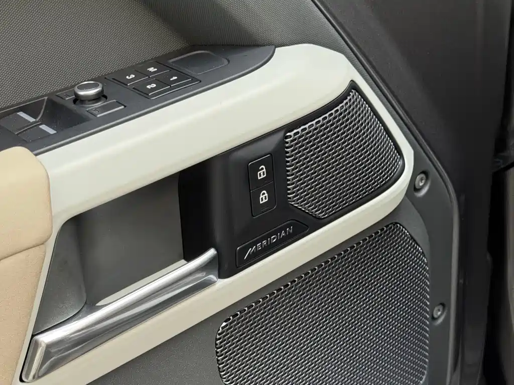 Land Rover Defender 2021 — фото 13