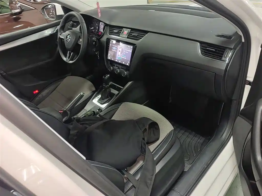 Skoda Octavia 2017 — фото 11