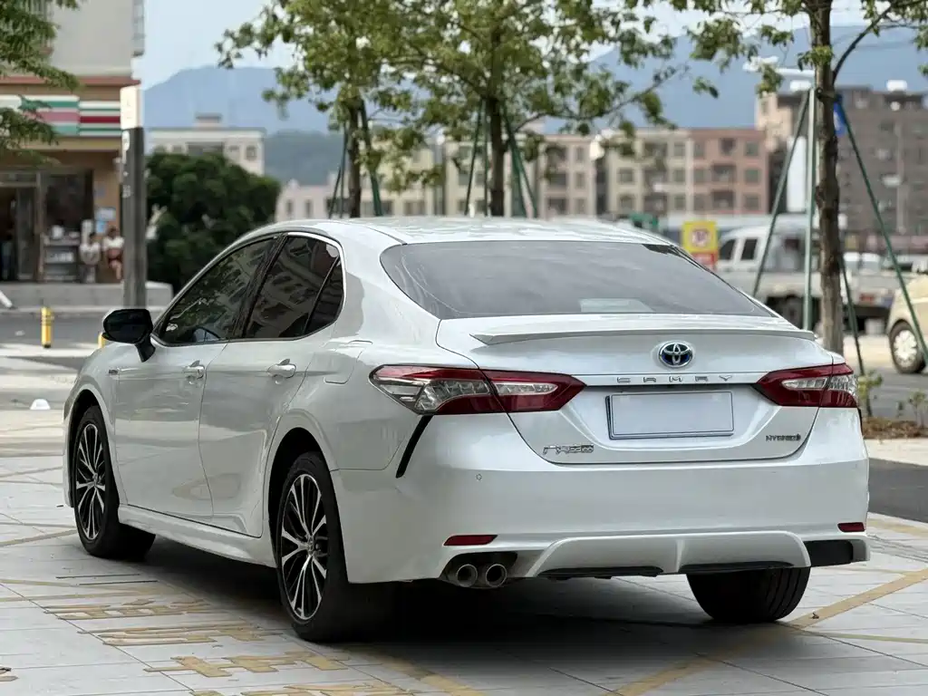 Toyota Camry 2019 — фото 12