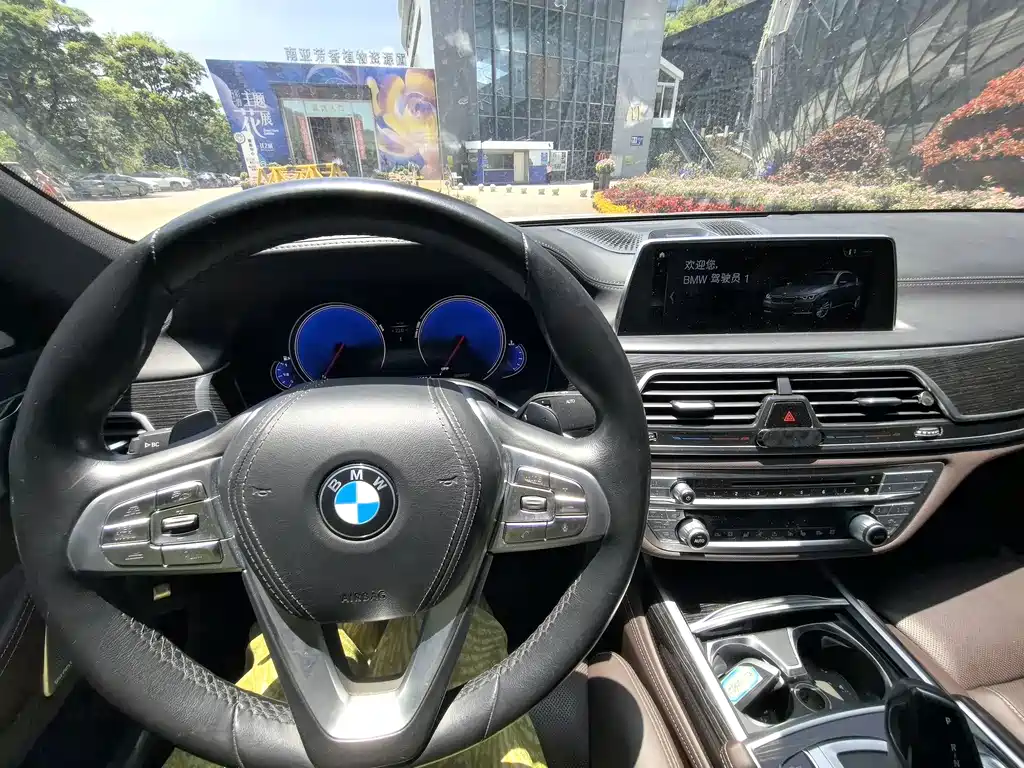 BMW 7 Series 2017 — фото 12