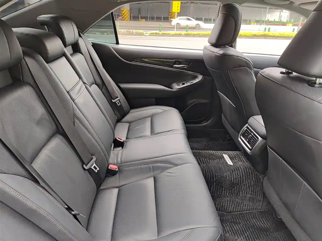 Toyota Crown 2015 — фото 11