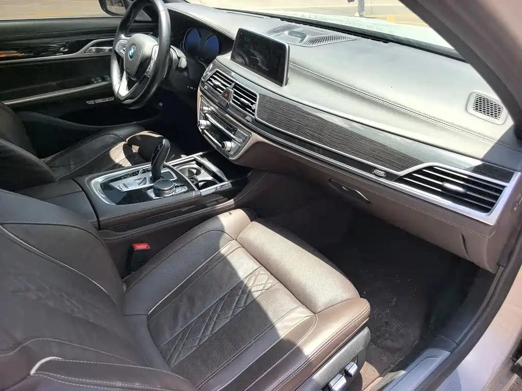BMW 7 Series 2017 — фото 17