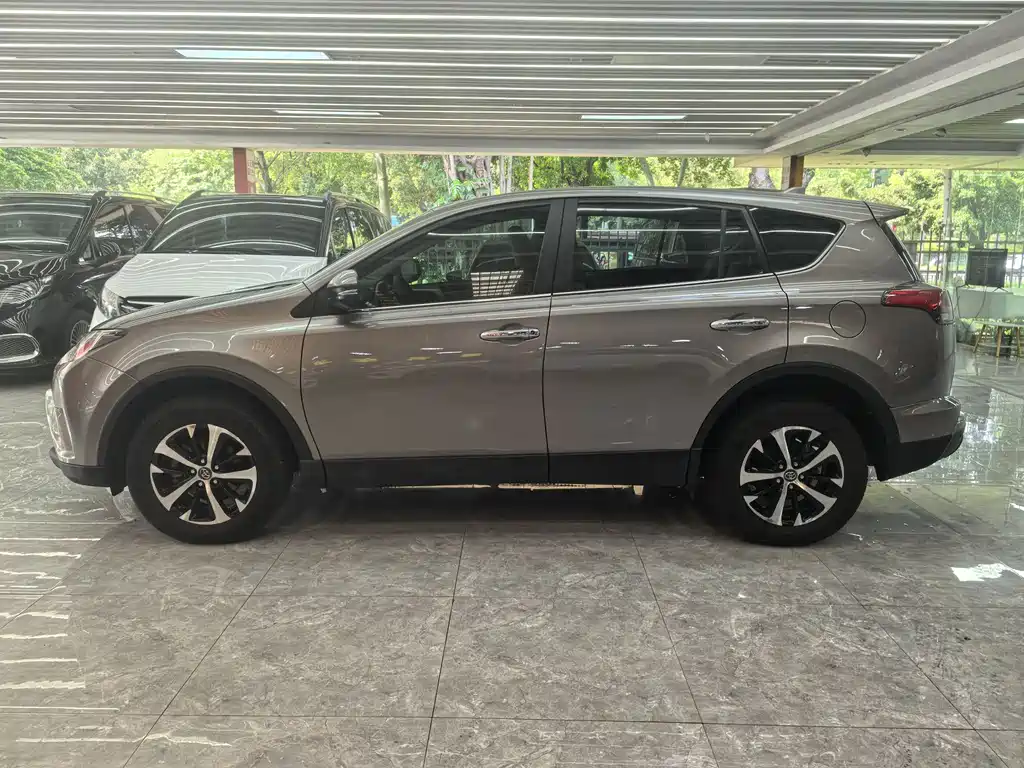 Toyota RAV4 2017 — фото 5