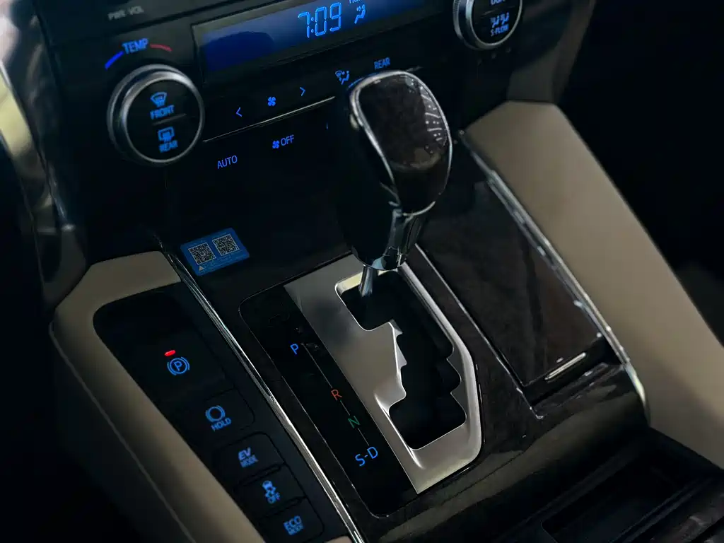Toyota Vellfire 2022 — фото 10