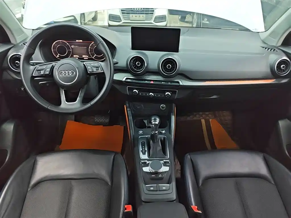 Audi Q2L e-tron 2020 — фото 10