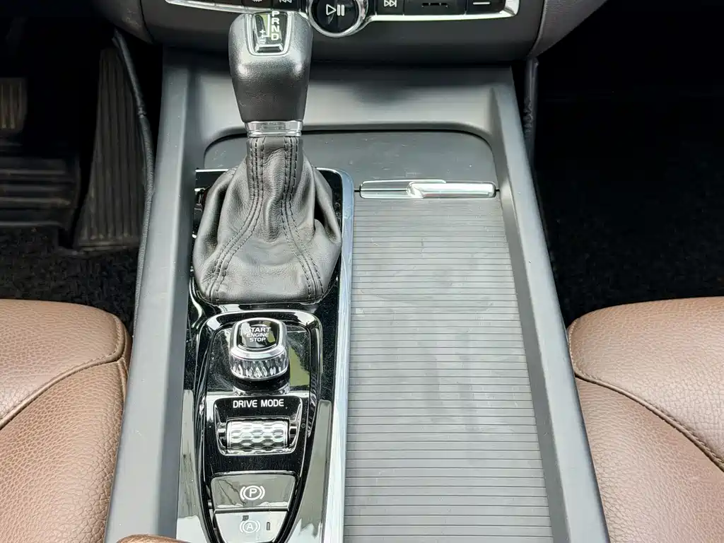 Volvo XC60 2020 — фото 16