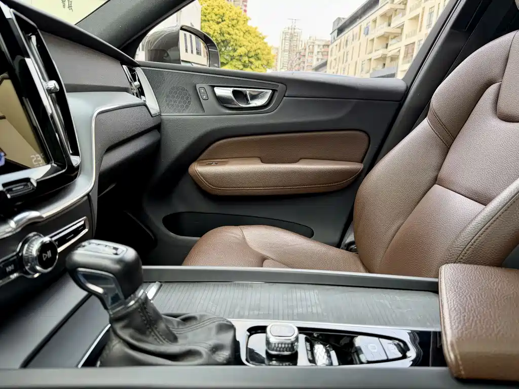 Volvo XC60 2020 — фото 14