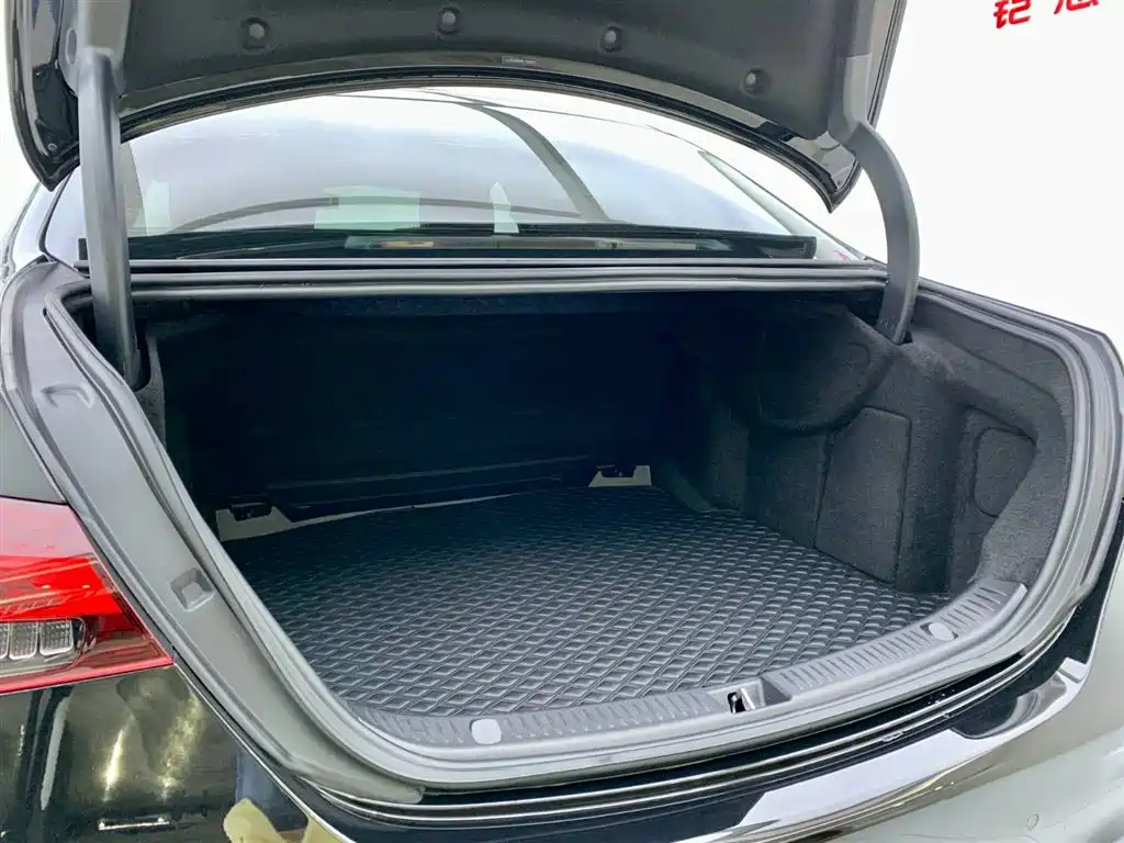 Mercedes-Benz E-Class 2023 — фото 10