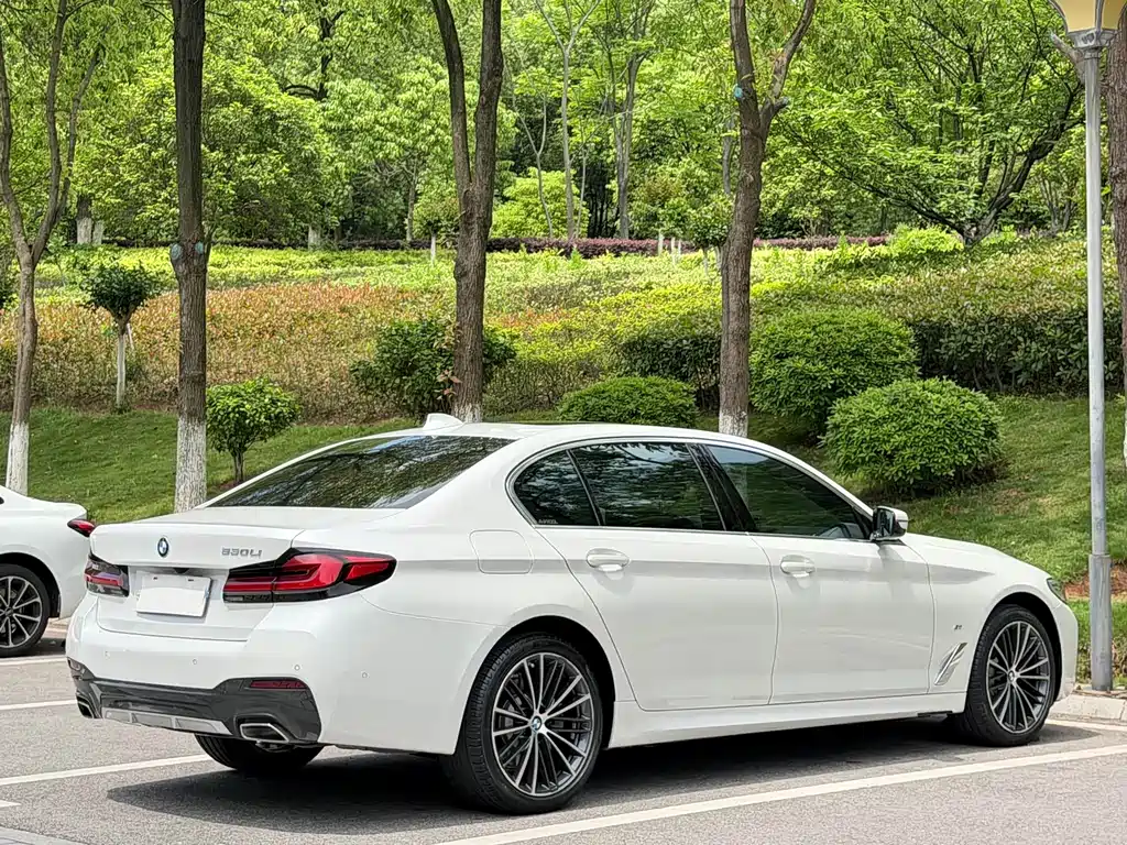 BMW 5 Series 2021 — фото 13