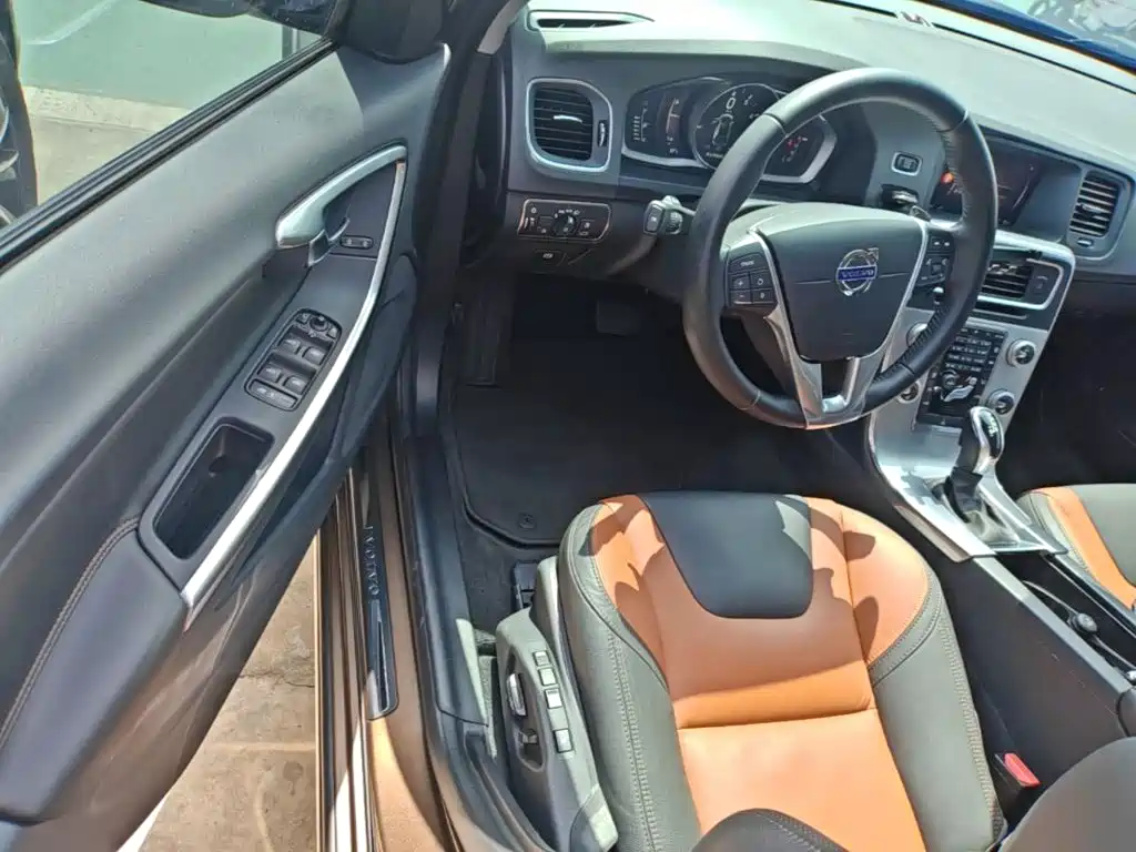 Volvo V60 2018 — фото 16