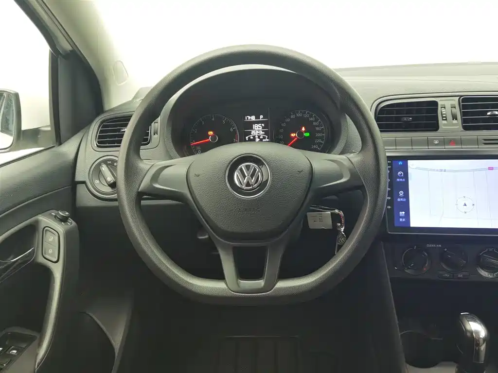 Volkswagen Polo 2017 — фото 11