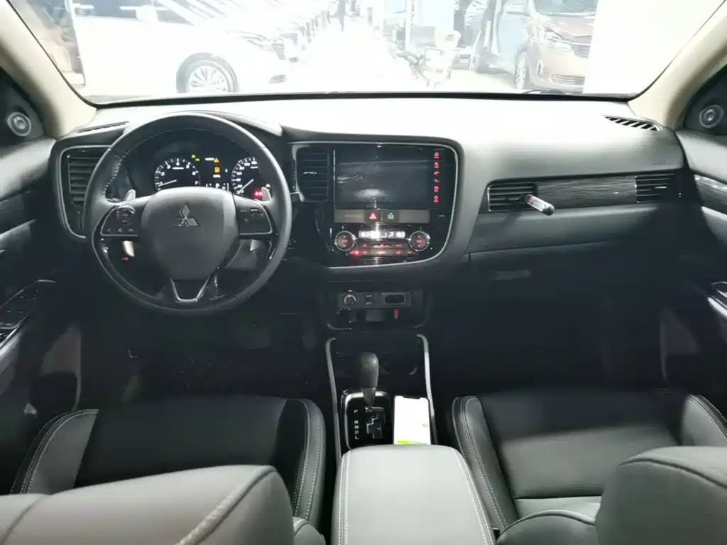 Mitsubishi Outlander 2019 — фото 10