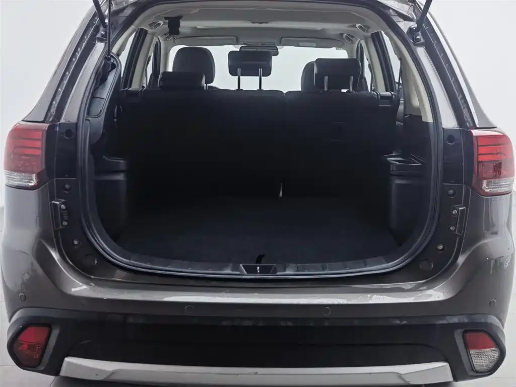 Mitsubishi Outlander 2017 — фото 16