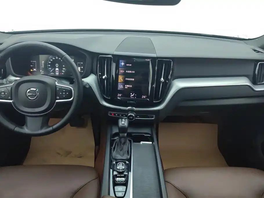 Volvo XC60 2021 — фото 12