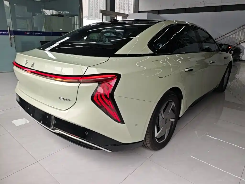 Hongqi EH7 2025