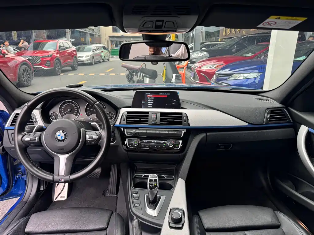 BMW 3 Series 2018 — фото 12