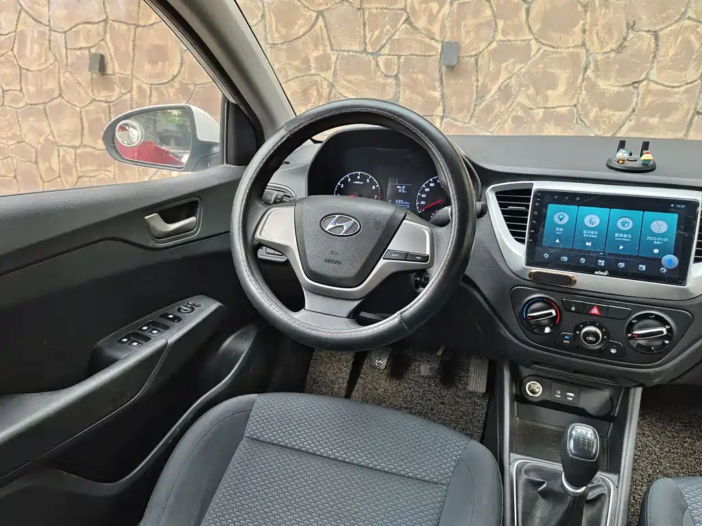 Hyundai Verna 2017 — фото 13