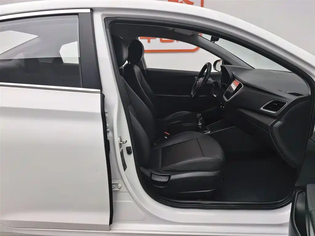 Hyundai Verna 2017 — фото 23