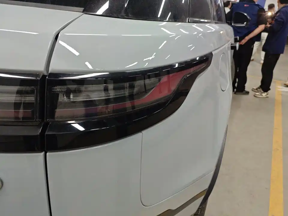 Land Rover Velar 2023 — фото 13