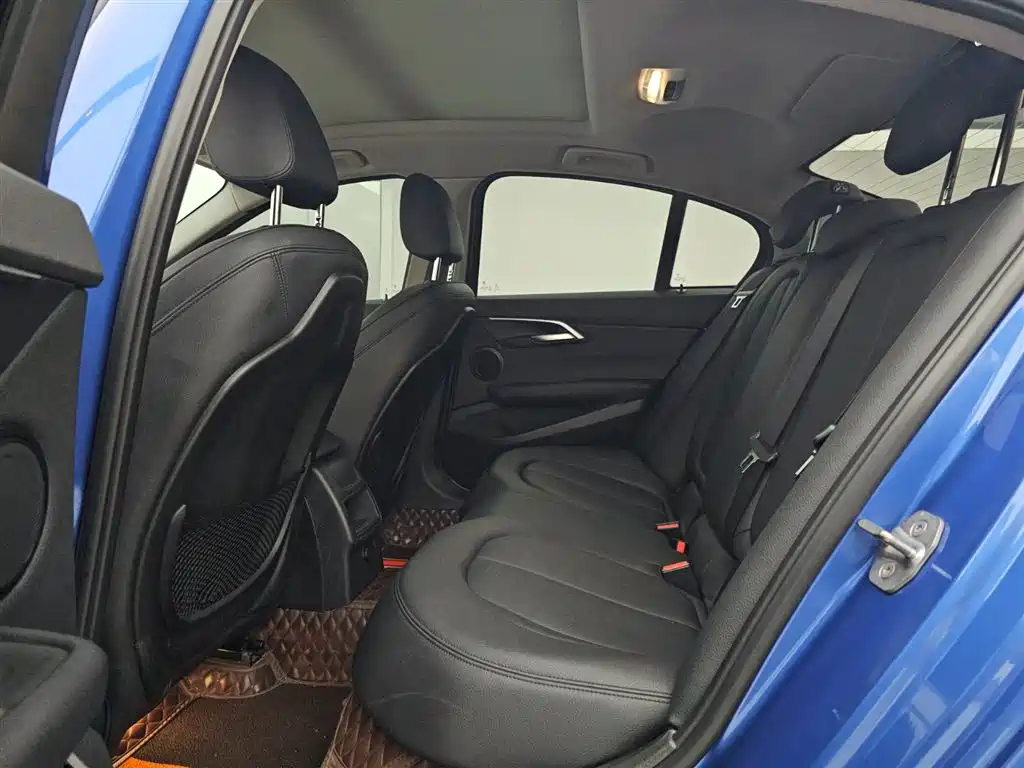 BMW 1 Series 2018 — фото 12
