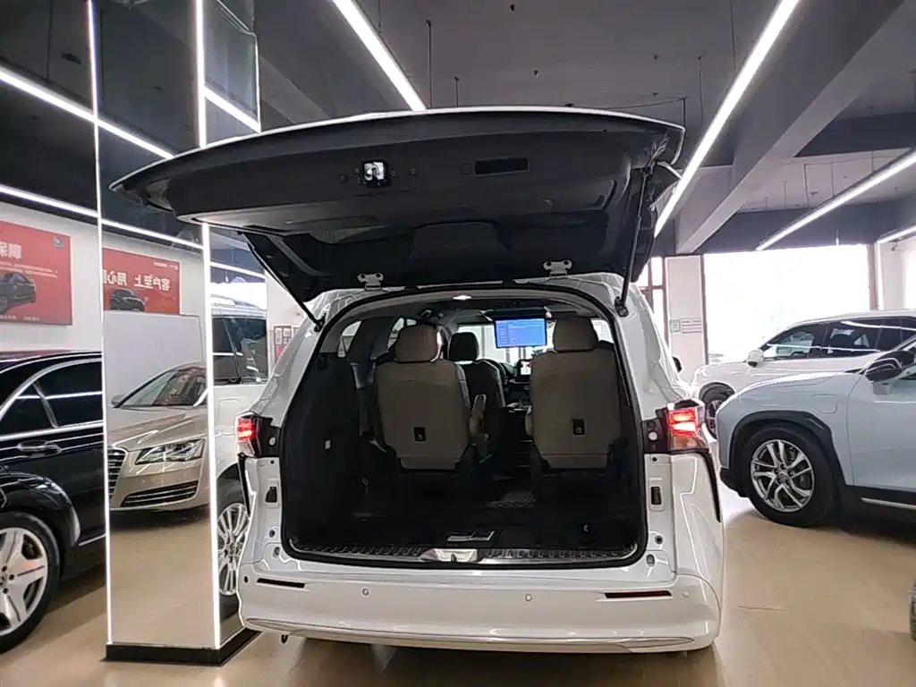 Toyota Sienna 2023 — фото 19