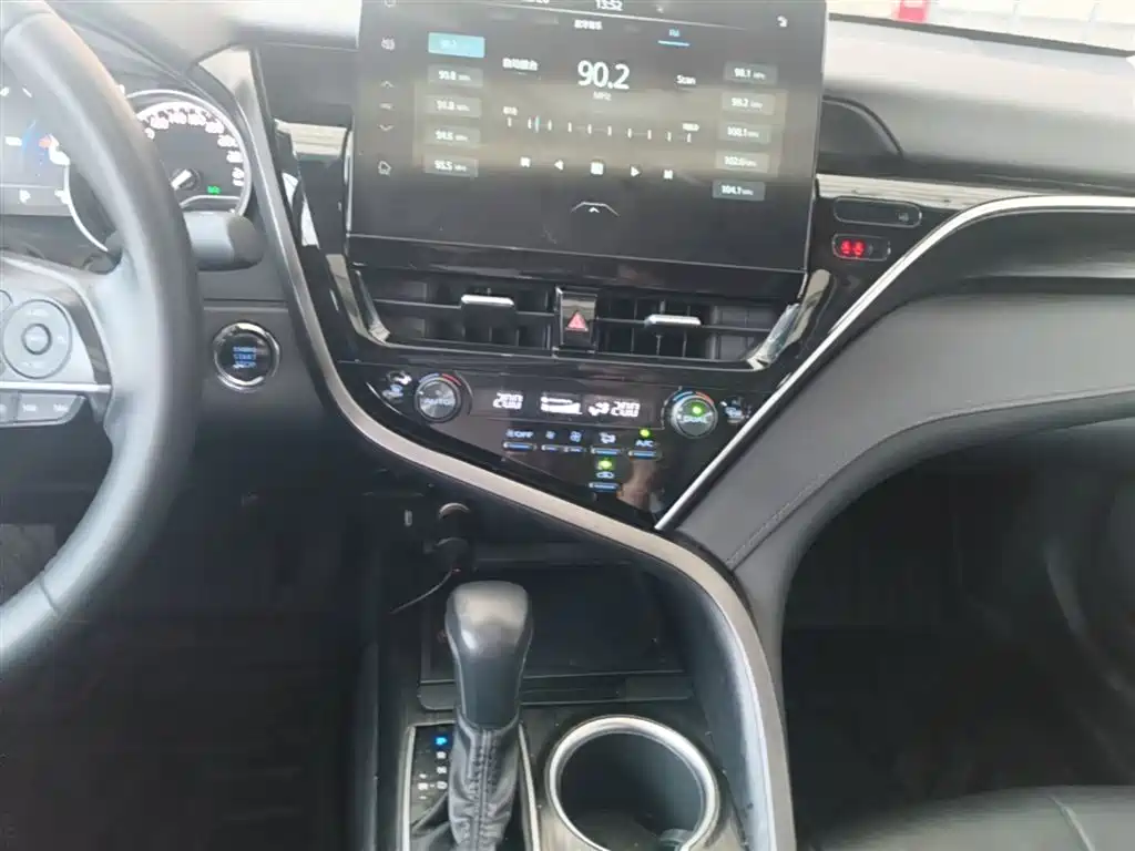 Toyota Camry 2022 — фото 13
