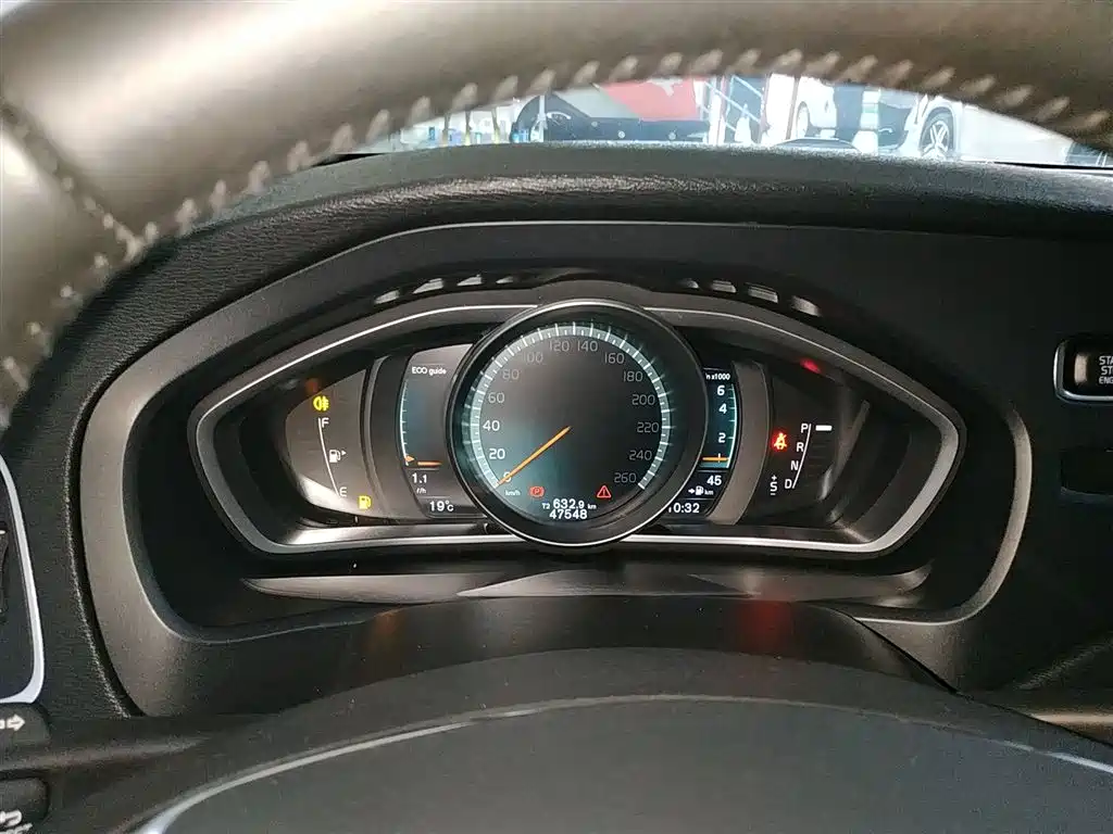Volvo V40 2019 — фото 12