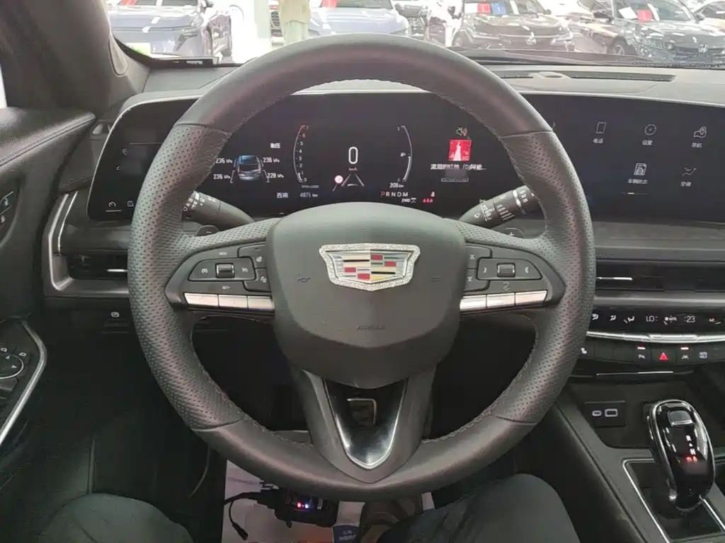 Cadillac XT4 2023 — фото 11