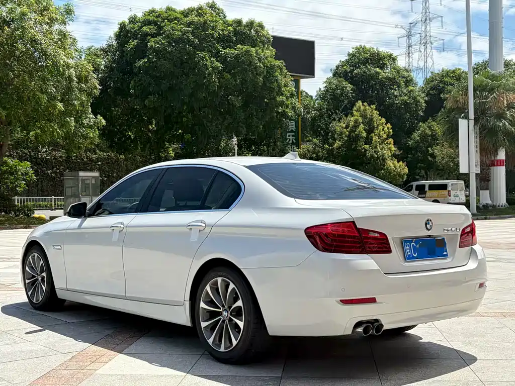 BMW 5 Series 2017 — фото 8