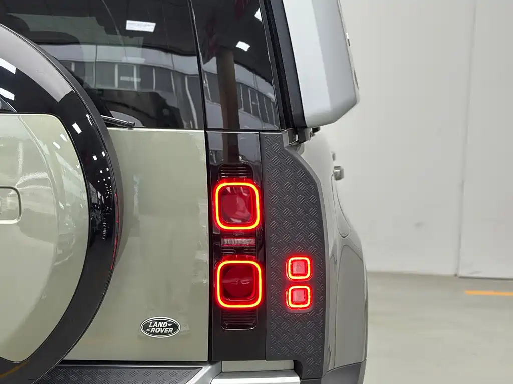 Land Rover Defender 2023 — фото 16