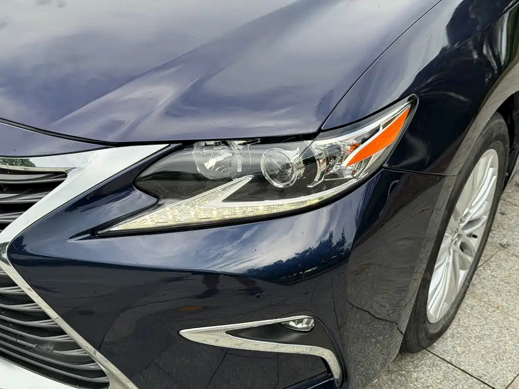 Lexus ES 2017 — фото 11
