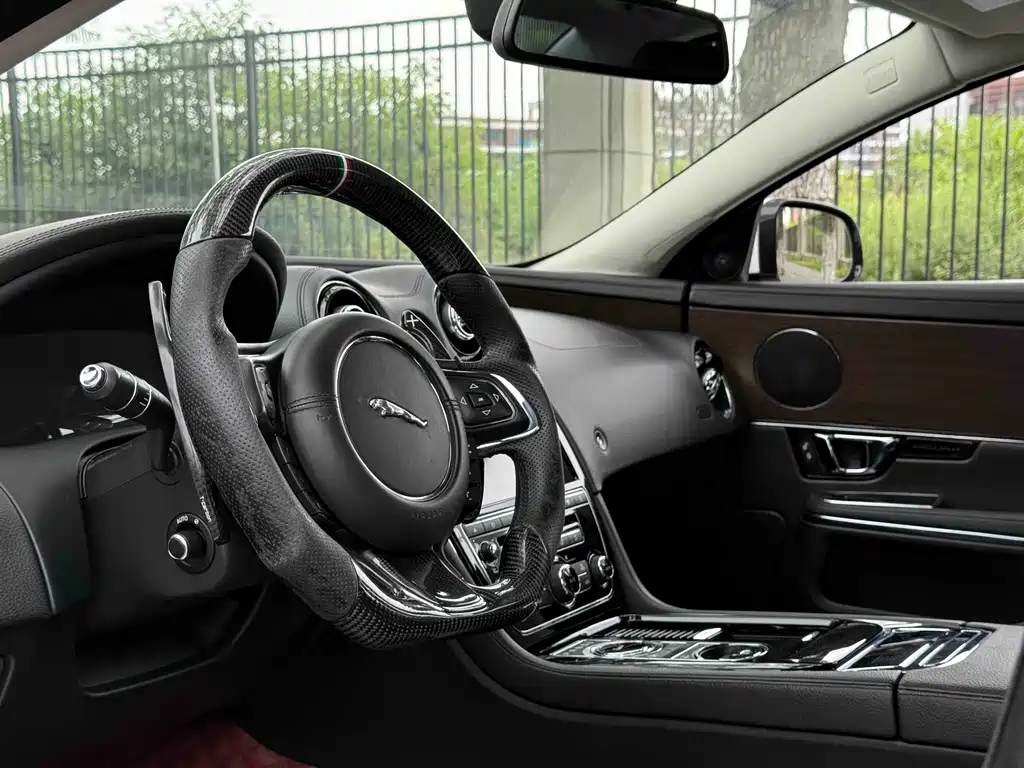 Jaguar XJ 2017 — фото 14