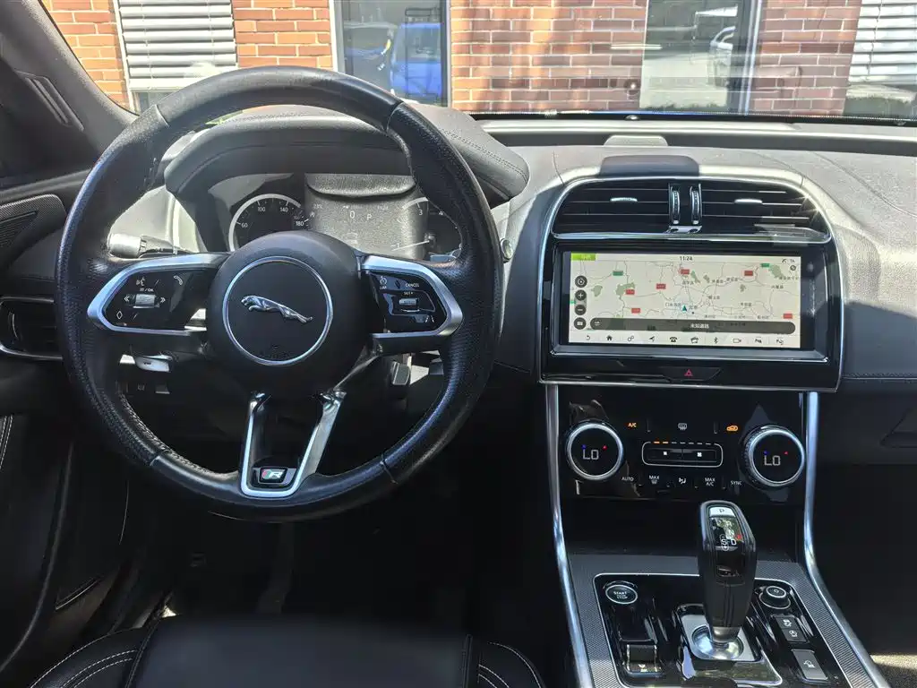 Jaguar XEL 2020 — фото 13
