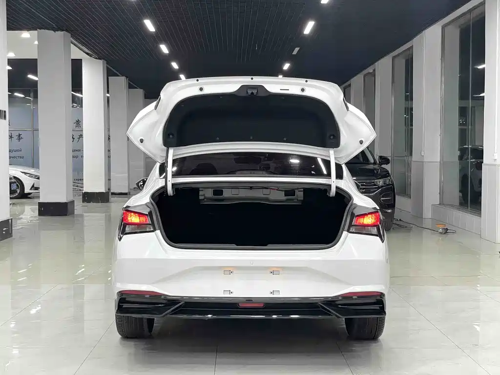 Hyundai Elantra 2023 — фото 16