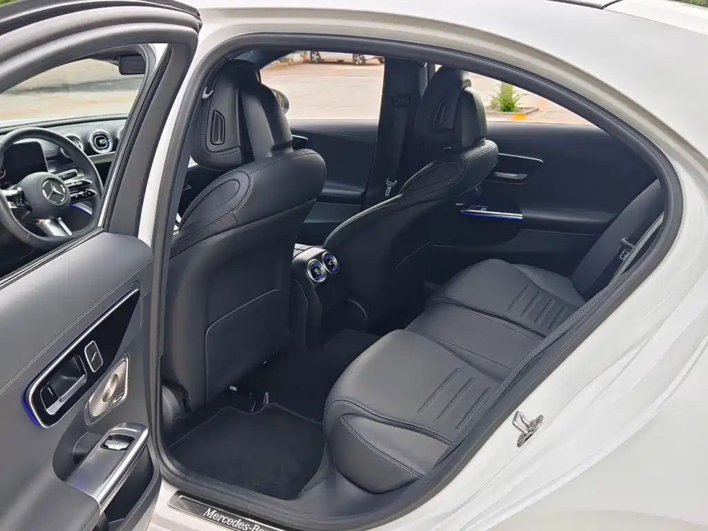 Mercedes-Benz C-Class 2024 — фото 15