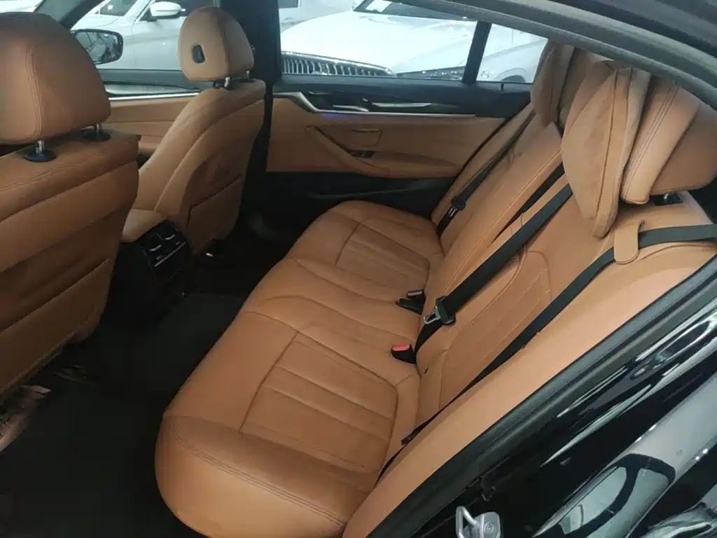 BMW 5 Series 2018 — фото 17