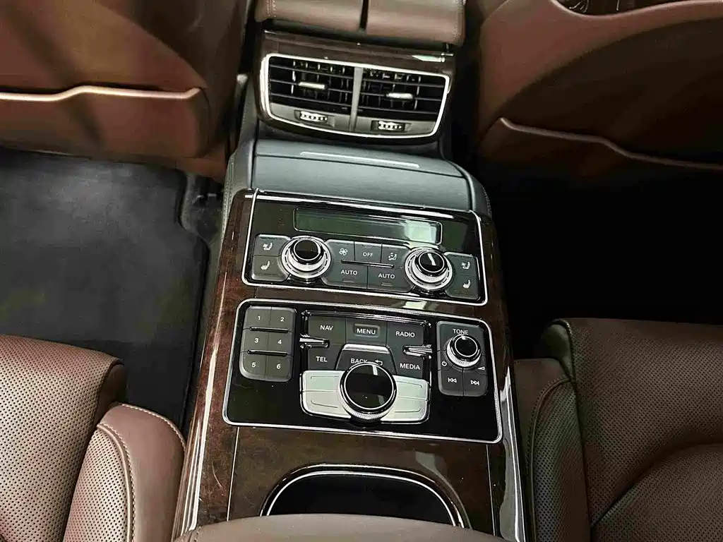 Audi A8 2014 — фото 12