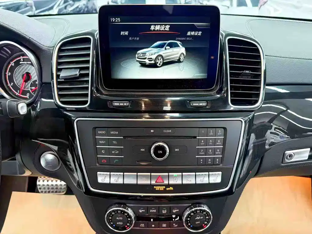 Mercedes-Benz GLS AMG 2017 — фото 16