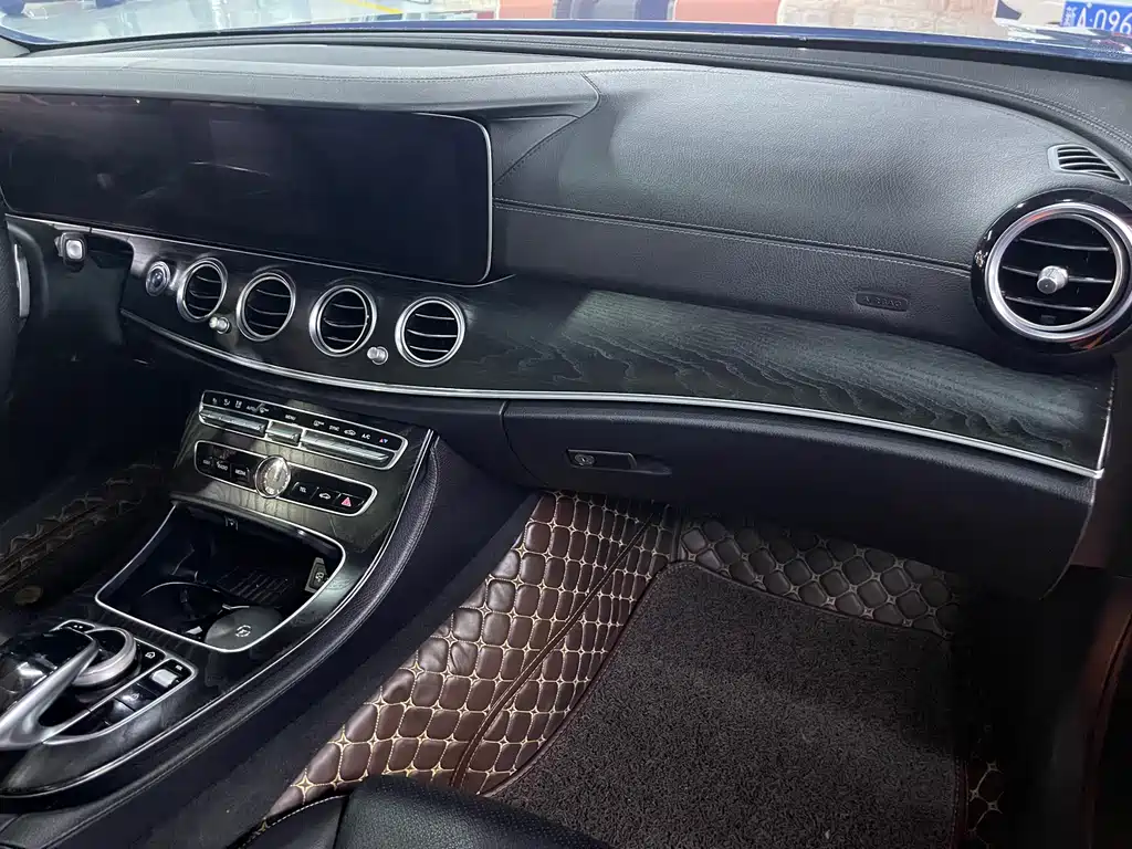 Mercedes-Benz E-Class 2018 — фото 19