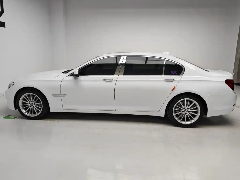 BMW 7 Series 2014 — фото 9