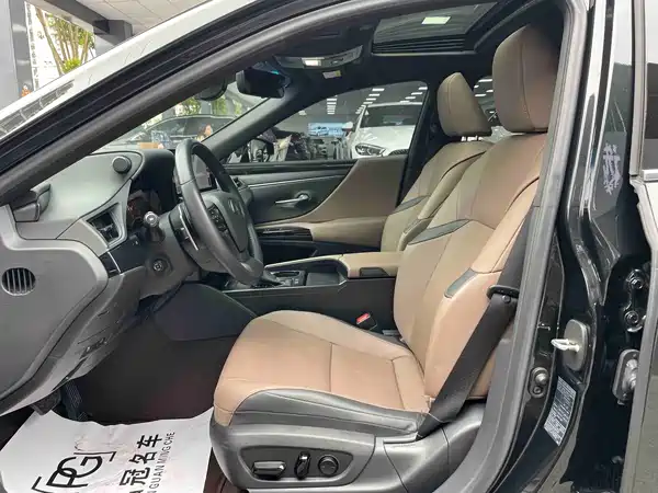 Lexus ES 2024