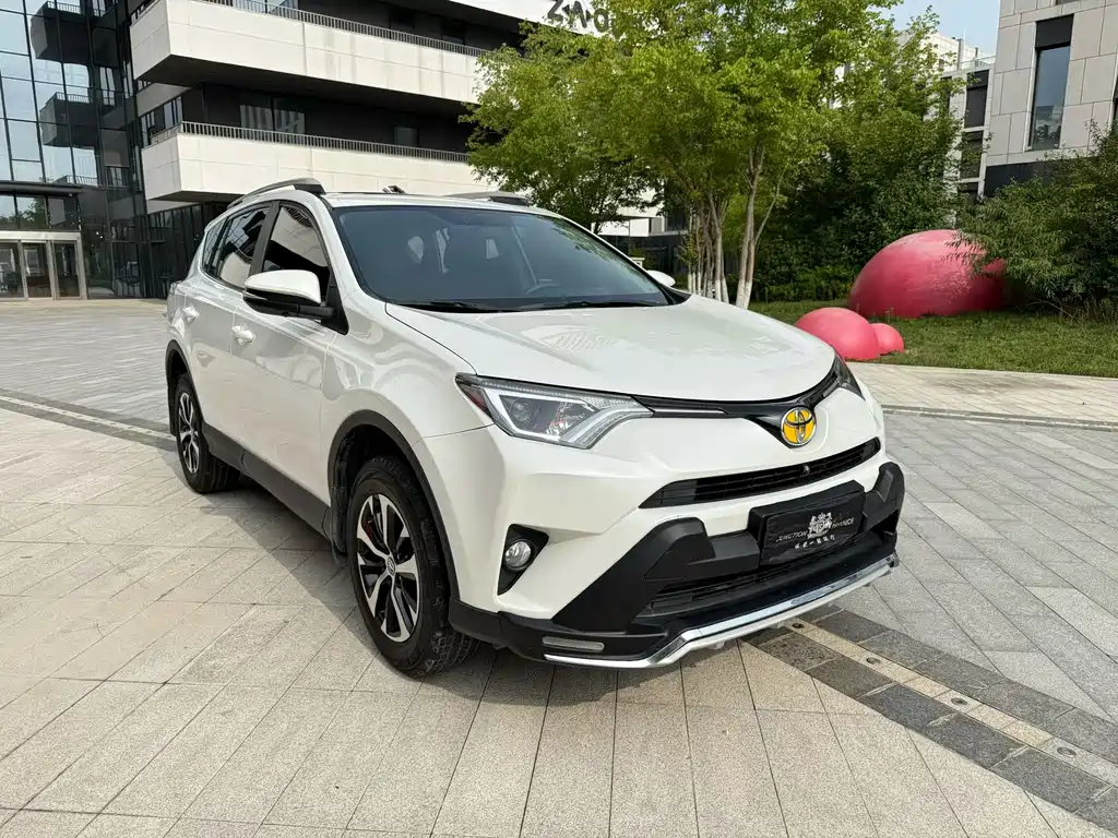 Toyota RAV4 2018 — фото 3