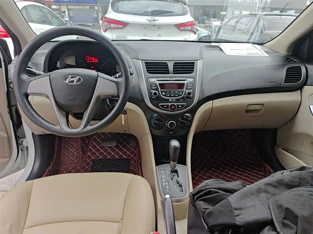 Hyundai Verna 2015 — фото 10