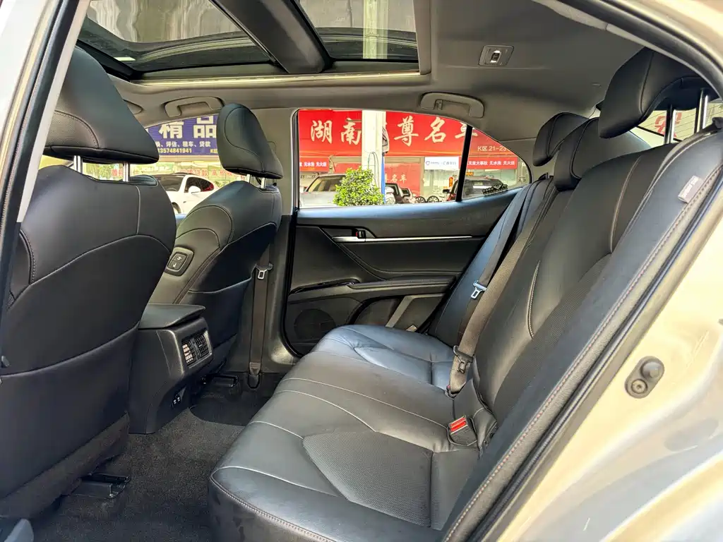 Toyota Camry 2019 — фото 8