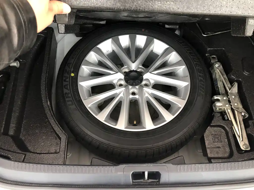 Toyota Camry 2015 — фото 20