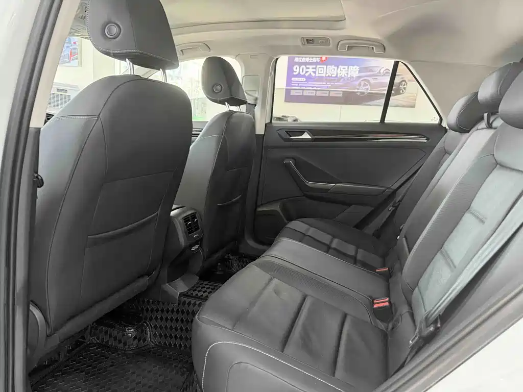 Volkswagen T-Roc 2023 — фото 8