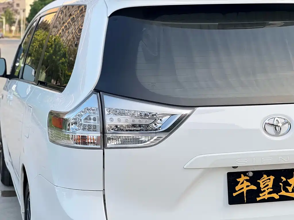 Toyota Sienna 2017 — фото 6