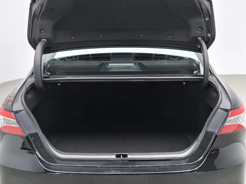 Toyota Camry 2023 — фото 16