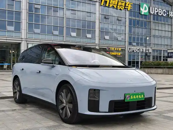 Li Auto i8 2025